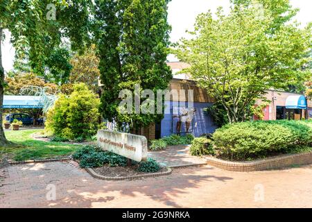 ASHEVILLE, NC, USA-22 JULY 2021: Das Asheville Community Theatre Gebäude und Schilder. Stockfoto