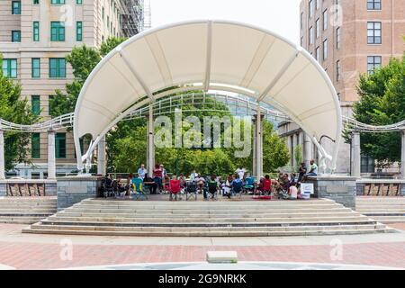 ASHEVILLE, NC, USA-22 JULY 2021: Die Bascom Lamar Lunsford überdachte Bühne im Pack Square beherbergt ein großes Treffen von Erwachsenen. Stockfoto