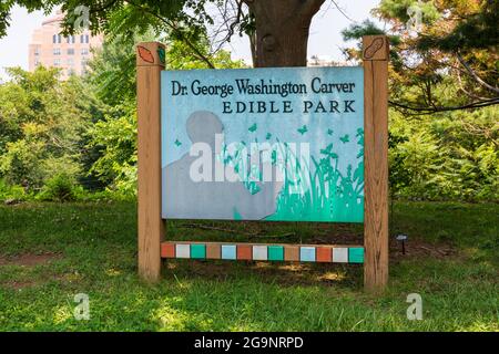 ASHEVILLE, NC, USA-22 JULY 2021: Ein Schild, das den Dr. George Washington Carver Essbare Park innerhalb eines Stadtparks von Asheville kennzeichnet. Stockfoto