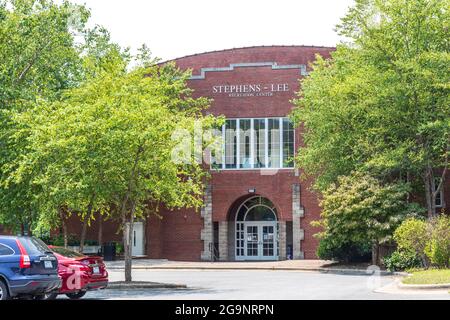 ASHEVILLE, NC, USA-22 JULY 2021: Das Stephens-Lee Recreation Center Gebäude in einem Asheville Stadtpark. Stockfoto