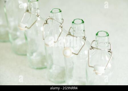 Leere Glasflaschen mit Schwenkverschluss Stockfoto