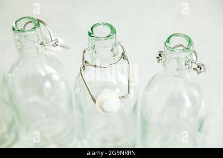 Leere Glasflaschen mit Schwenkverschluss Stockfoto