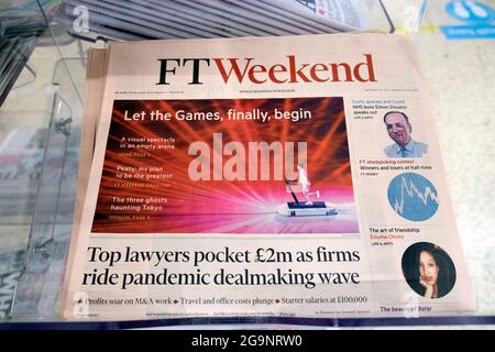 Financial Times FTWeekend – Titelseite der Tokyo 2020-Zeitung – Schlagzeilen & „Top-Anwälte stecken £2 Millionen ein, während Unternehmen die Pandemie-Dealmaking-Welle durchfahren“ 25. Juli 2021 Großbritannien Stockfoto