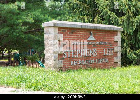 ASHEVILLE, NC, USA-22 JULY 2021: Ein Denkmal für das Stephens-Lee Recreation Center Gebäude in einem Asheville Stadtpark. Stockfoto