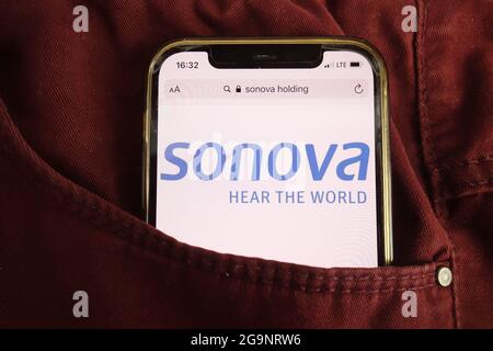 KONSKIE, POLAND - July 22, 2021: Sonova Holding AG logo displayed on mobile phone Stockfoto