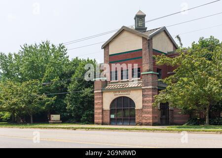 ASHEVILLE, NC, USA-22 JULY 2021: Das William F. Wolcott, Jr. Building, das das Asheville Public Works Facility-Development Services Center beherbergt. Stockfoto