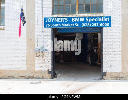 ASHEVILLE, NC, USA-22 JULY 2021: Joyner's Garage, ein BMW Specialist Facility, auf der South Market St. Blick nach innen. Stockfoto