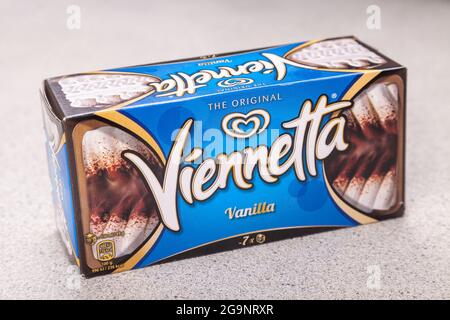 Nahaufnahme einer Schachtel mit Viennetta-Eis Stockfoto