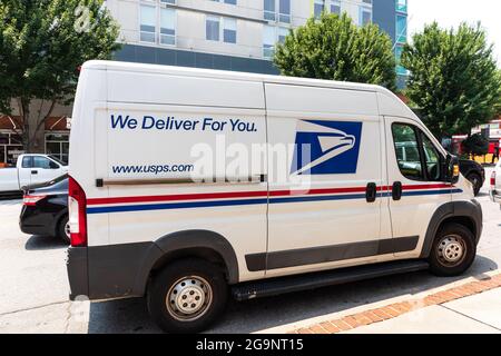 ASHEVILLE, NC, USA-22 JULY 2021: Bild eines weißen Dodge RAM Postzustellwagens an der Bordwand. Lettering-'We Deliver for You' und ' www.usps.com' Stockfoto