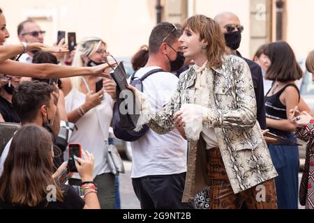 Rom, Italien. Juli 2021. Mitglieder der italienischen Rockband Maneskin wurden von ihren Fans begrüßt (Foto: Matteo Nardone/Pacific Press) Quelle: Pacific Press Media Production Corp./Alamy Live News Stockfoto