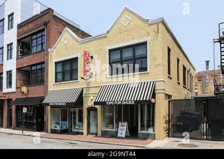 ASHEVILLE, NC, USA-22 JULY 2021: The Tops for Shoes Store auf der Lexington Ave Stockfoto