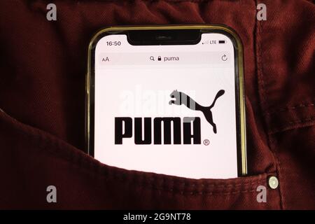 KONSKIE, POLEN - 22. Juli 2021: Das Firmenlogo der Puma SE wird auf dem Mobiltelefon angezeigt Stockfoto