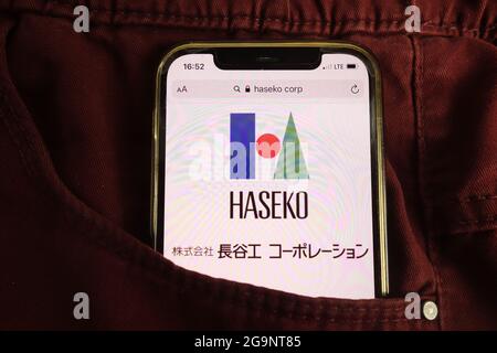 KONSKIE, POLEN - 22. Juli 2021: Das Logo der Haseko Corporation wird auf dem Mobiltelefon angezeigt Stockfoto