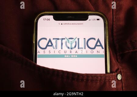 KONSKIE, POLEN - 22. Juli 2021: Cattolica Assicurazioni-Logo auf dem Mobiltelefon angezeigt Stockfoto