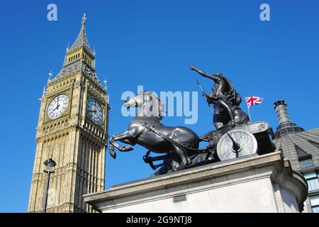 Big Ben und tanzendes Pferd der Boudica-Skulpturengruppe in City of Westminster, London Stockfoto