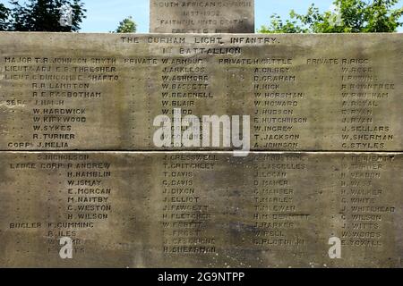 Das denkmalgeschützte Durham Light Infantry Cross in der Nähe der Kathedrale von Durham, das Soldaten des Regiments gewidmet ist, die im 2. Burenkrieg (1899-1902) starben. Stockfoto