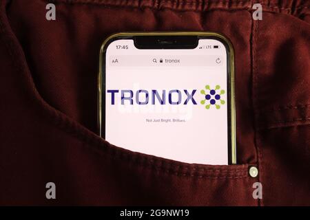 KONSKIE, POLEN - 22. Juli 2021: Logo von Tronox Limited auf dem Mobiltelefon Stockfoto