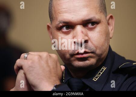 WASHINGTON, DC - 27. JULI: Polizeibeamter des US-Kapitols Sgt. Aquilino Gonell bezeugt vor dem House Select Committee, das den Angriff auf das US-Kapitol vom 6. Januar am 27. Juli 2021 im Canon House Office Building in Washington, DC untersucht. Mitglieder der Strafverfolgungsbehörden sagten über den Angriff von Anhängern des ehemaligen Präsidenten Donald Trump auf das US-Kapitol aus. Nach Angaben der Behörden wurden etwa 140 Polizisten verletzt, als sie mit Füßen getreten wurden, Objekte auf sie geworfen wurden und während des Aufstands mit chemischen Reizstoffen besprüht wurden.Quelle: Chip Somodevilla/Pool via CNP /MediaPunch Stockfoto