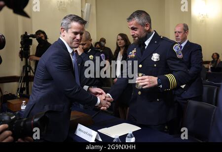 Adam Kinzinger (L), republikanischer Repräsentant aus Illinois, begrüßt den Beamten Michael Fatone vom DC Metropolican Police Department, als er am Dienstag vor Mitgliedern des Select Committee zur Untersuchung des Angriffs auf das US-Kapitol am 6. Januar im Canon House Office Building in Washington, DC, eintrifft. Am 27. Juli 2021. Etwa 140 Polizisten wurden verletzt, als sie von den Anhängern des ehemaligen Präsidenten Donald Trump mit Füßen getreten wurden, die die Präsidentschaftswahlen 2020 stürzen wollten. Fünf Menschen starben. Poolfoto von Jim Lo Scalzo/UPI Stockfoto