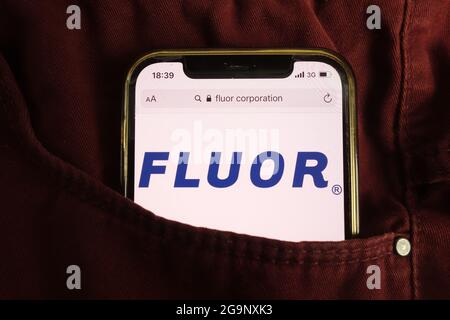 KONSKIE, POLEN - 22. Juli 2021: Das Logo der Fluor Corporation wird auf dem Mobiltelefon angezeigt Stockfoto