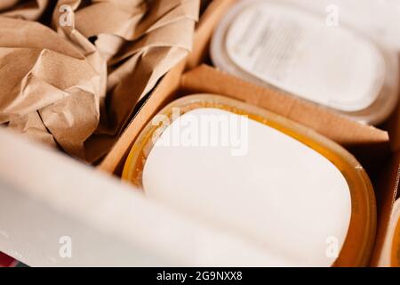 Mehrere Plastikbehälter mit vorgekochten Lebensmitteln werden nach Hause geliefert. Stockfoto