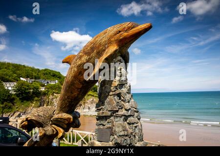 Großbritannien, Wales, Ceredigion, Aberporth, geschnitzte Eichen-Delfinskulptur vom Bildhauer Paul Clarke Stockfoto