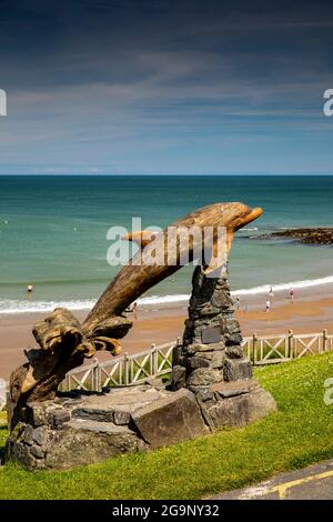 Großbritannien, Wales, Ceredigion, Aberporth, geschnitzte Eichen-Delfinskulptur vom Bildhauer Paul Clarke Stockfoto