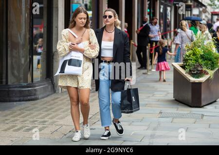 London, Großbritannien. 27. Juli 2021. Leute gehen in der Regent Street einkaufen. Laut einer neuen Analyse von Huq Industries, einem Unternehmen für Mobilitätsforschung, führt die britische Covid-App ‘„pingdemic“ zu einer deutlichen Verlangsamung der Menschen, die sich umziehen und Geschäfte besuchen. Im gesamten Vereinigten Königreich ist im Juli die durchschnittliche Kundenfrequenz im Einzelhandel um 2.83 % und die Mobilität um 5.5 % gesunken. Kredit: Stephen Chung / Alamy Live Nachrichten Stockfoto