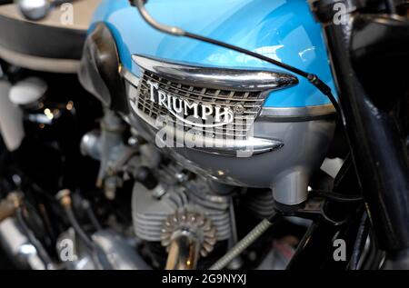 Vintage Triumph Motorrad-Logo auf blauem Tank, hampshire, england Stockfoto