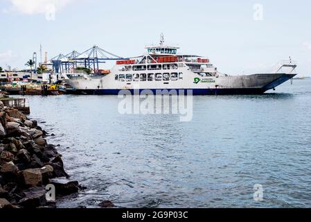 Salvador, Bahia, Brasilien - 15. September 2018: Fähre von Salvador im Hafen mit Passagieren und Autos, um ihre Reise in die Insel fortzusetzen Stockfoto