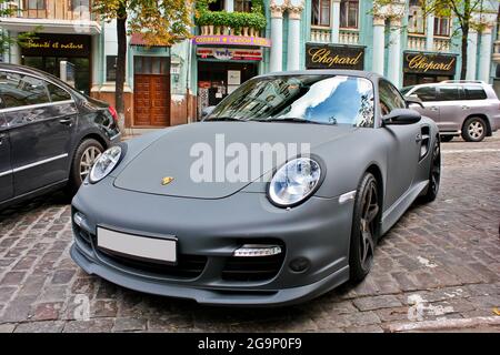 Kiew, Ukraine - 18. April 2014. Der Porsche 911 Turbo S parkte im Zentrum von Kiew. Matt Porsche. Stockfoto