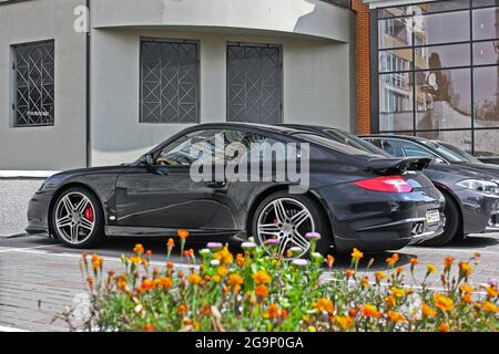 Kiew, UA - 24. August 2017: Zwei Autos: Porsche 911 Turbo und BMW 525 (f10) M Sport Paket in einer Farbe. Private Autos in der Nähe geparkt. Stockfoto