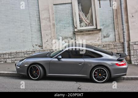 Kiew, Ukraine - September 2017: ​Porsche 911 Carrera S, Grey Supercar auf dem Hintergrund eines alten Gebäudes, das auf dem Bürgersteig in der Stadt geparkt ist Stockfoto