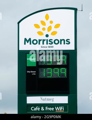 Bridport, Dorset, Großbritannien. Juli 2021. Wetter in Großbritannien. Die Preise für Benzin und Diesel steigen erneut. Die Preise an der Morrisons Supermarkttankstelle in Bridport in Dorset liegen jetzt bei £137.9 für Benzin und 139.9 für Diesel. Bildnachweis: Graham Hunt/Alamy Live News Stockfoto
