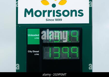 Bridport, Dorset, Großbritannien. Juli 2021. Wetter in Großbritannien. Die Preise für Benzin und Diesel steigen erneut. Die Preise an der Morrisons Supermarkttankstelle in Bridport in Dorset liegen jetzt bei £137.9 für Benzin und 139.9 für Diesel. Bildnachweis: Graham Hunt/Alamy Live News Stockfoto