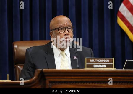 Bernie Thompson, Vorsitzender und demokratischer Vertreter aus Mississippi, spricht vor Mitgliedern des Select Committee, um den Angriff auf das US-Kapitol am 6. Januar während ihrer ersten Anhörung im Bürogebäude des Cannon House auf dem Capitol Hill in Washington, DC, USA, am 27. Juli 2021 zu untersuchen. Das Komitee wird Zeugenaussagen von Mitgliedern der US Capitol Police und des Metropolitan Police Department hören, die am 06. Januar versucht haben, das Capitol vor Aufständischen zu schützen.Quelle: Jim LoScalzo/Pool via CNP /MediaPunch Stockfoto