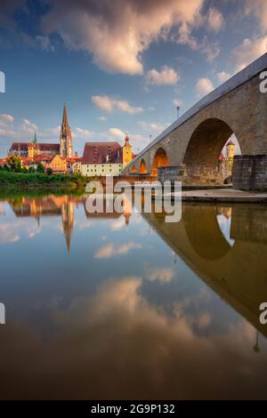 Regensburg, Deutschland. Stadtbild von Regensburg, Deutschland mit der alten Steinbrücke über die Donau und dem Petersdom bei Sonnenuntergang im Sommer. Stockfoto