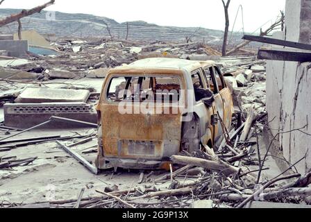 Ein vergrabener Wagen in der zerstörten Stadt Sleman, Yogyakarta, nach dem Vulkanausbruch des Monte Merapi im Jahr 2010 Stockfoto