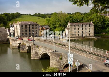 Großbritannien, Wales, Ceredigion, Cardigan, eine alte Brücke über den Fluss Teifi und ein aus Stein gebautes Lagerhaus von den Burgmauern Stockfoto