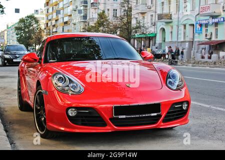 Kiew, Ukraine - 3. Juli 2013: Der rote Porsche Cayman S parkte in der Stadt Stockfoto