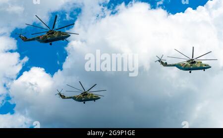 7. Mai 2021, Moskau, Russland. Schwere russische Mi-26-Hubschrauber über dem Roten Platz in Moskau. Stockfoto