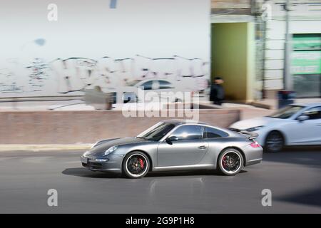 Kiew, Ukraine; 3. Mai 2017; im Stadtzentrum ein Sportwagen in Bewegung. Privates Auto. Porsche. Grauer Supersportwagen mit hoher Geschwindigkeit Stockfoto