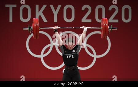 Tokio, Japan. Juli 2021. Wen-Huei Chen aus Taiwan hebt erfolgreich 127 kg im Clean and Jerk und gewann die Bronzemedaille beim 64-kg-Gewichtheben der Frauen bei den Olympischen Spielen 2020 in Tokio am Dienstag, den 27. Juli 2021, Japan. Foto von Mike Theiler/UPI Credit: UPI/Alamy Live News Stockfoto