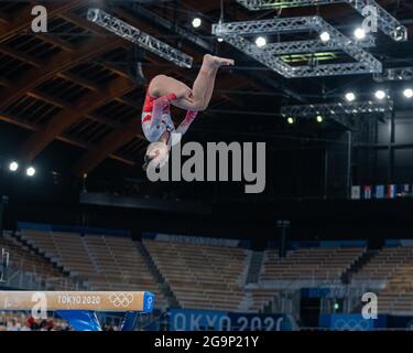 Arlake Gymnastik Center, Tokio, Japan. Juli 2021. Women Team Artistic Gymnastics, Tag 4 der Olympischen Sommerspiele 2020 in Tokio; Jennifer Gadirova verlässt den Balken Credit: Action Plus Sports/Alamy Live News Stockfoto