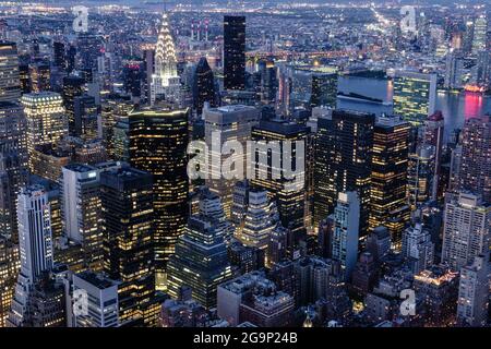 Blick auf manhattan bei Nacht vom Empire State Building Stockfoto