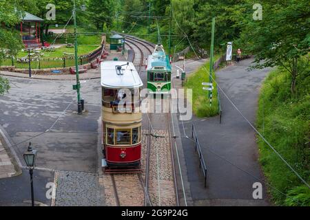 Crich Derbyshire, Großbritannien, Juli,7,2021:zwei ehemalige Blackpool-Straßenbahnen im National Tramway Museum Crich, Derbyshire, Großbritannien Stockfoto