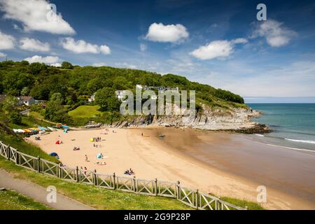 Großbritannien, Wales, Ceredigion, Aberporth, Besucher am Strand unterhalb von Trecregyn Stockfoto