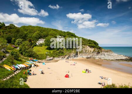 Großbritannien, Wales, Ceredigion, Aberporth, Besucher am Strand unterhalb von Trecregyn Stockfoto