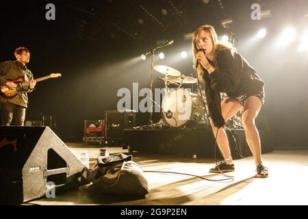 Roskilde, Dänemark. Juli 2019. Die englische Punk-Band Petrol Girls spielt ein Live-Konzert während des dänischen Musikfestivals Roskilde Festival 2019. Hier ist Sänger Ren Aldridge live auf der Bühne zu sehen. (Foto: Gonzales Photo - Thomas Rungstrom). Stockfoto