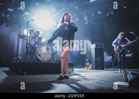 Roskilde, Dänemark. Juli 2019. Die englische Punk-Band Petrol Girls spielt ein Live-Konzert während des dänischen Musikfestivals Roskilde Festival 2019. Hier ist Sänger Ren Aldridge live auf der Bühne zu sehen. (Foto: Gonzales Photo - Thomas Rungstrom). Stockfoto